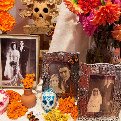 What is a Day of the Dead Altar (Ofrenda) and How is It Prepared?